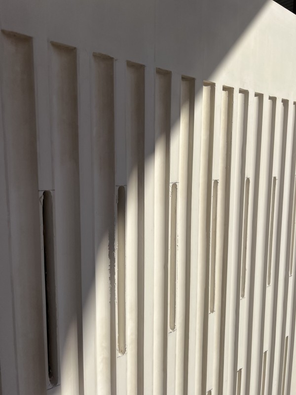 Caches radiateur et grilles de clim en staff : détails pour une esthétique supérieure et finition soignée à Monaco 98 en Alpes-Maritimes